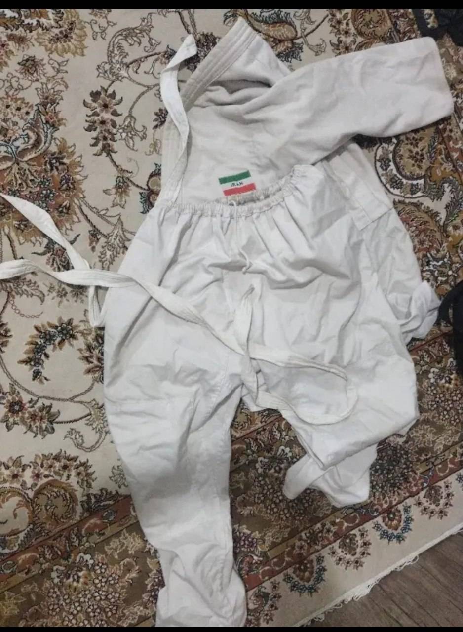 ست لباس نو (شلوار و کمربند سفید) با پرچم ایران — عکس ۱