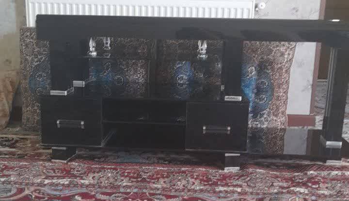 فروش میز تلویزیون شیشهای مشکی (کاملاً سالم) — عکس ۱